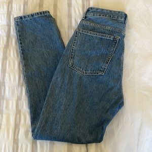 Everlane The Curvy ’90s Cheeky Jean Size: 27, Inseam: 28.5” Medium Blue Wash